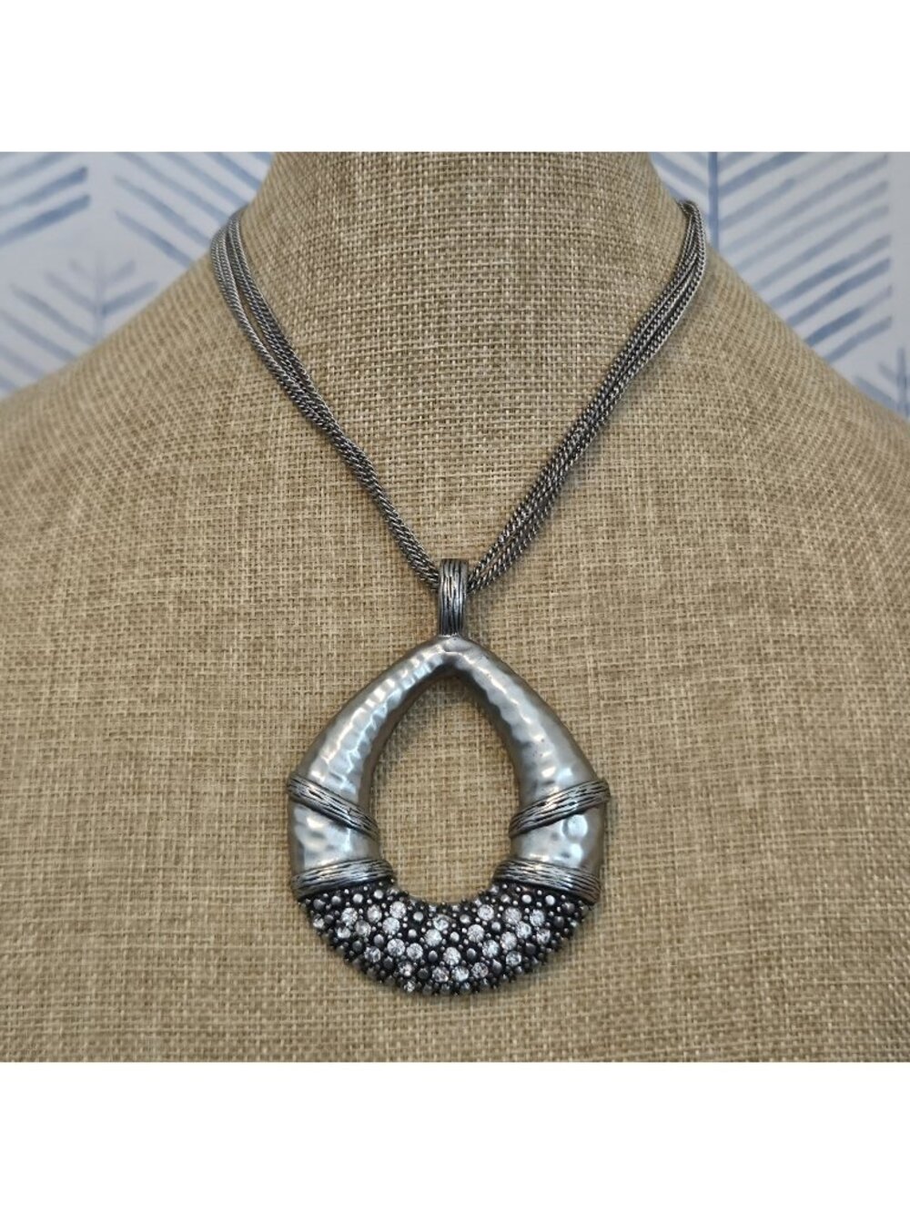 Premier Designs Gorgeous Silver Tone Crystal Inlay Necklace